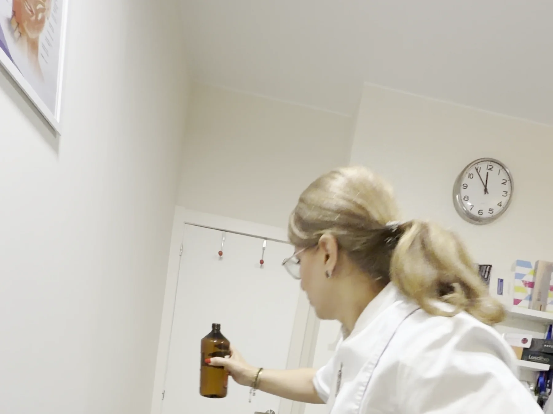 Irma en su gabinete de Gràcia, con la camilla, el reloj de pared y la estantería de producto