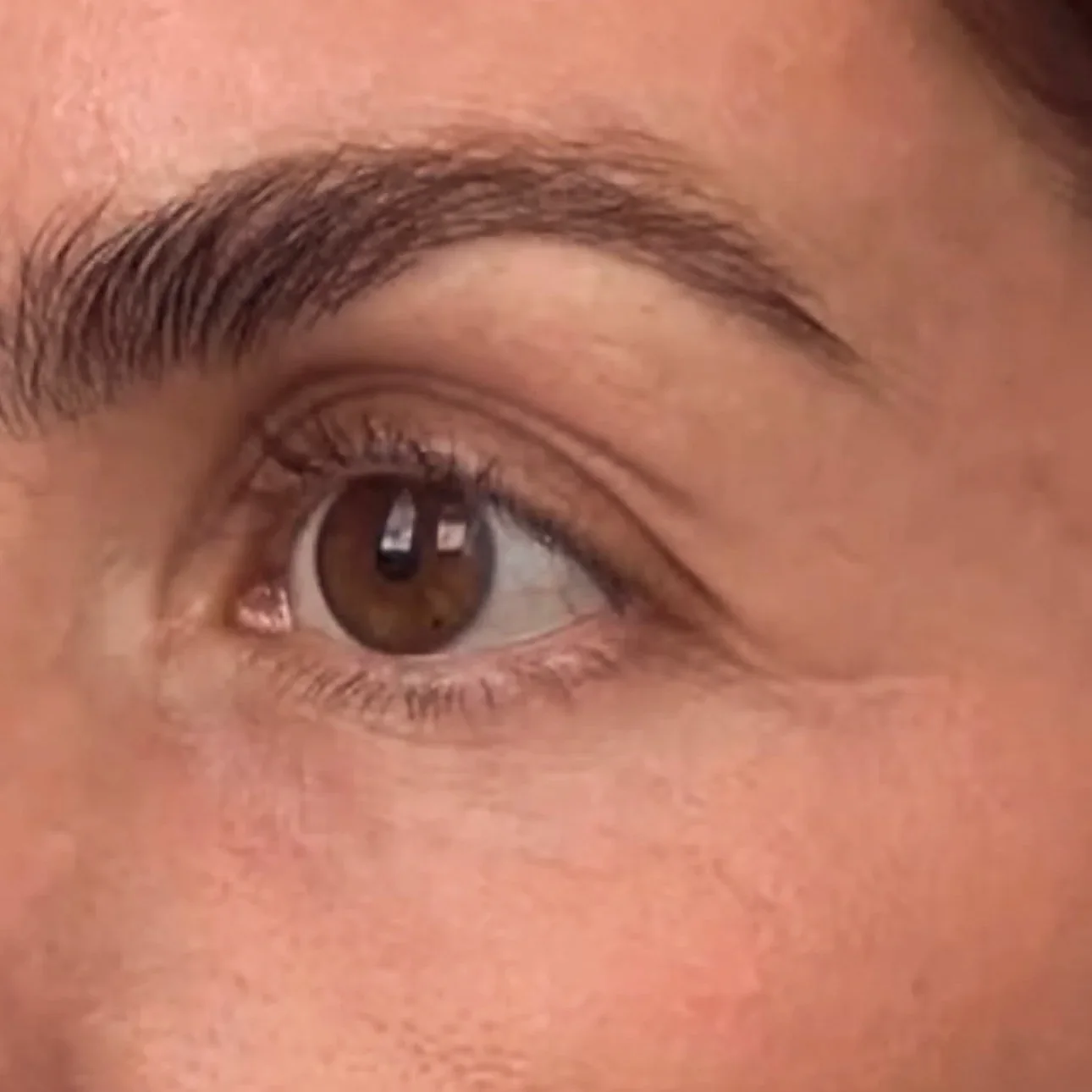 Detalle de la línea del párpado tras la micropigmentación de ojos